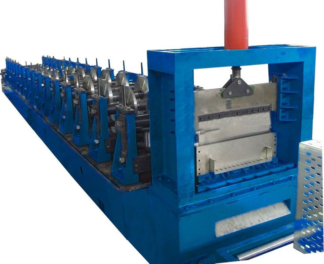 Máquina perfiladora de bandejas portacables con pieza punzonadora
